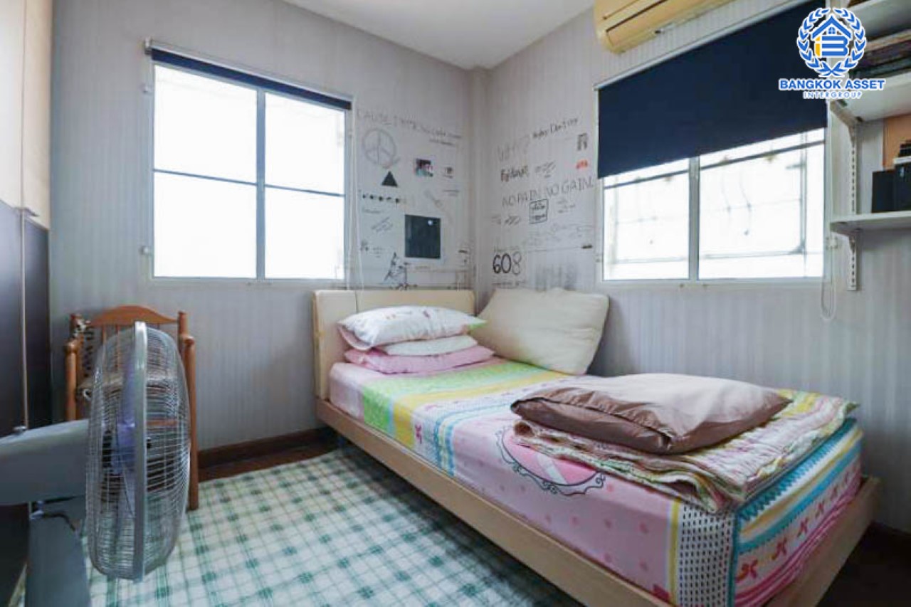 *****บ้านแฝดมือสอง ม.ชวนชื่นกรีนพาร์ค คู้บอน เนื้อที่กว้างขวางมากถึง 37.1 ตร.ว. ฟังก์ชัน 3 ห้องนอน 2 ห้องน้ำ จอดรถได้ 2 คัน บ้านสวย พร้อมเข้าอยู่ได้ทันที! ตั้งบนทำเลแห่งการเดินทาง ใกล้รถไฟฟ้าสายสีชมพู "สถานีคู้บอน" จุดขึ้นทางด่วน "รามอินทรา-เอกมัย" และแฟชั่นไอส์แลนด์